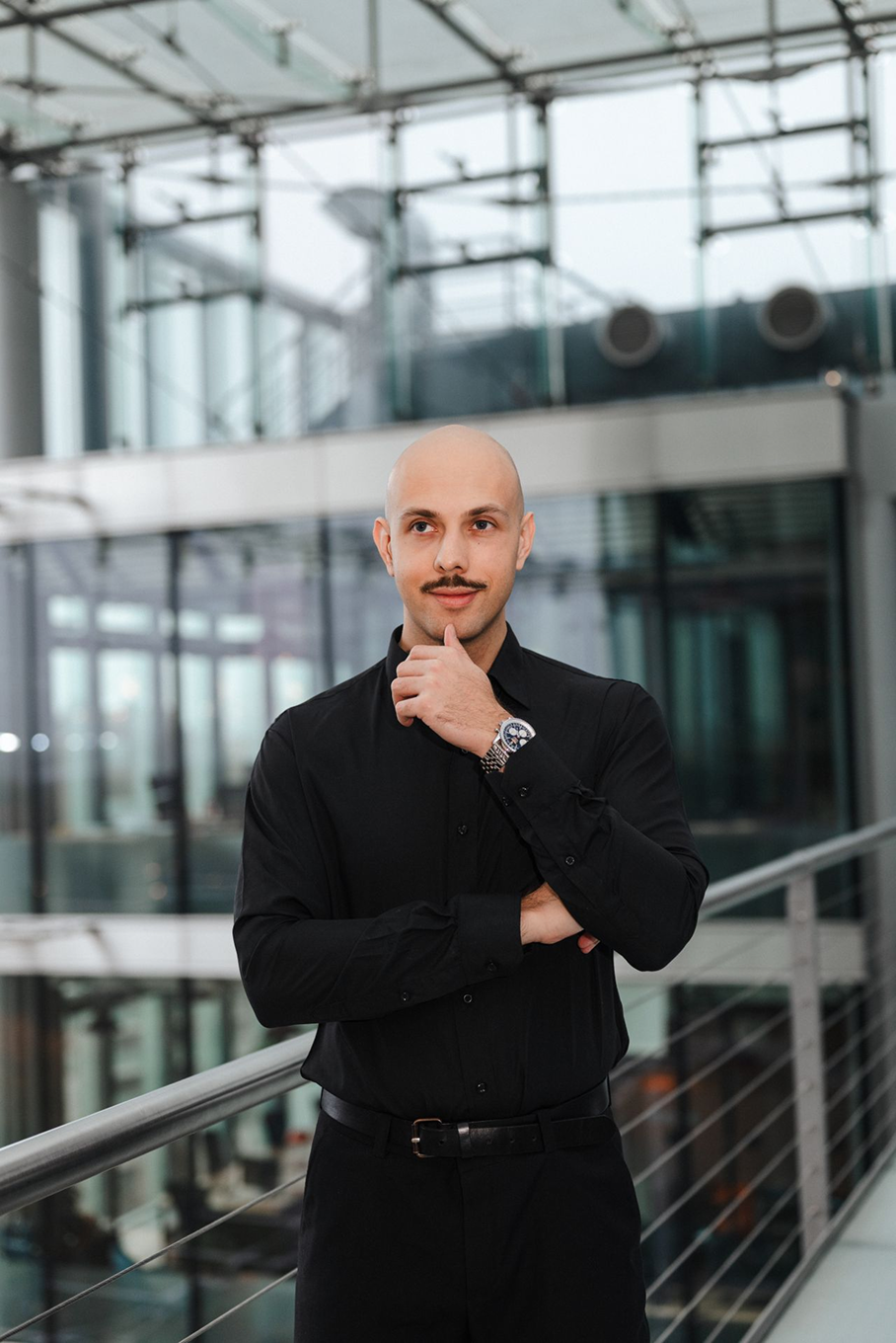 Portrait von Noah Schering, Gründer von OnStage Berlin